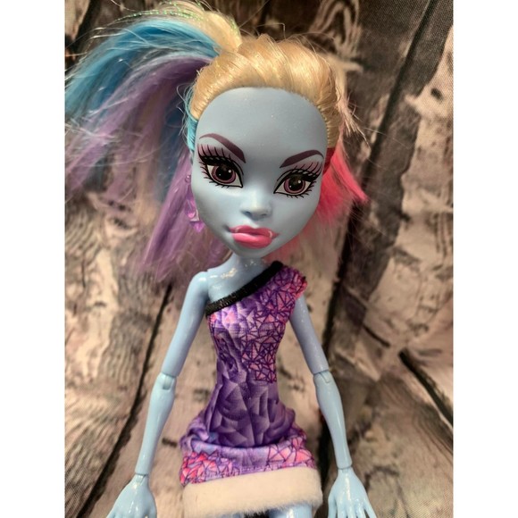 Monster High Abbey Bominable Scaris: City of Frights Doll  Monster High Abbey Bominable Scaris City of Frights Doll Toy Girl Earrings Dress
